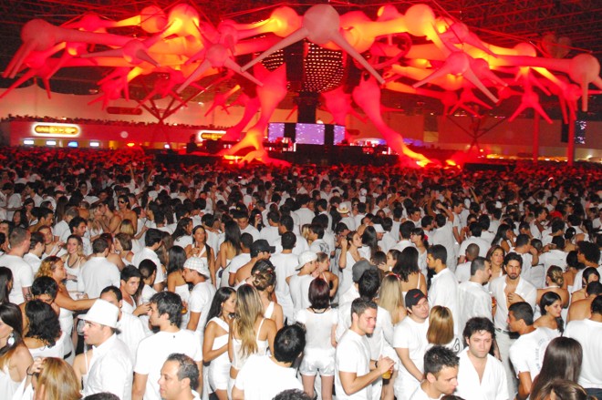 Moda: Roupa branca obrigatória como código para curtir a balada | 