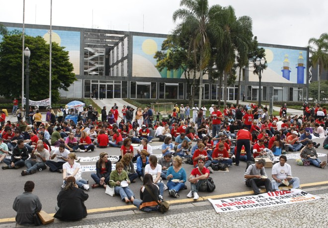 Manifestantes se concentraram em frente a prefeitura, aguardando o encontro entre representantes da categoria e da administração |