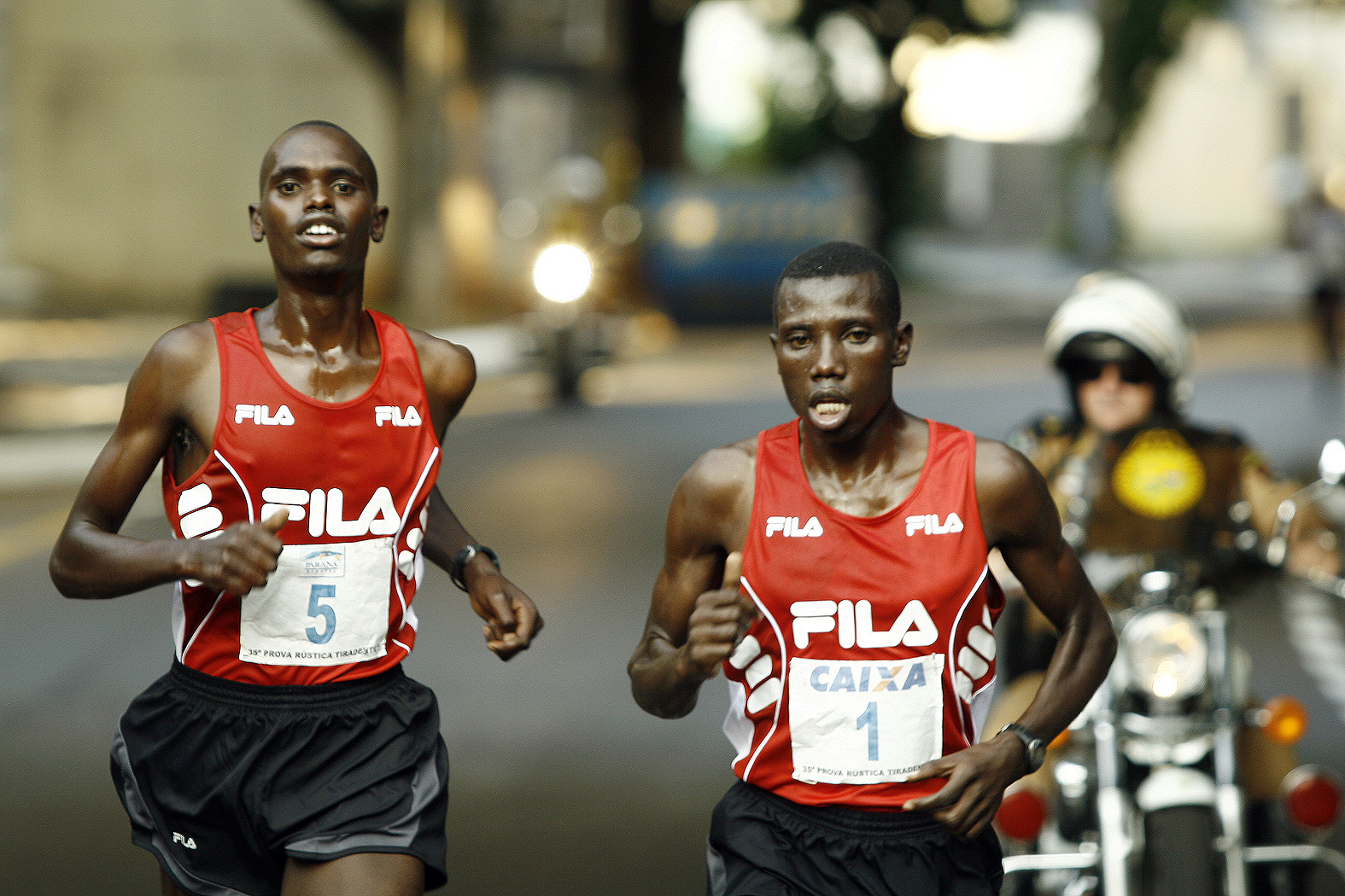 Os quenianos Mark Korir (à esquerda) e Biwott Stanley Kipleting (à direita) foram os primeiros a concluir a Prova Rústica, obtendo a 2ª. e 1ª colocação respectivamente | PMM
