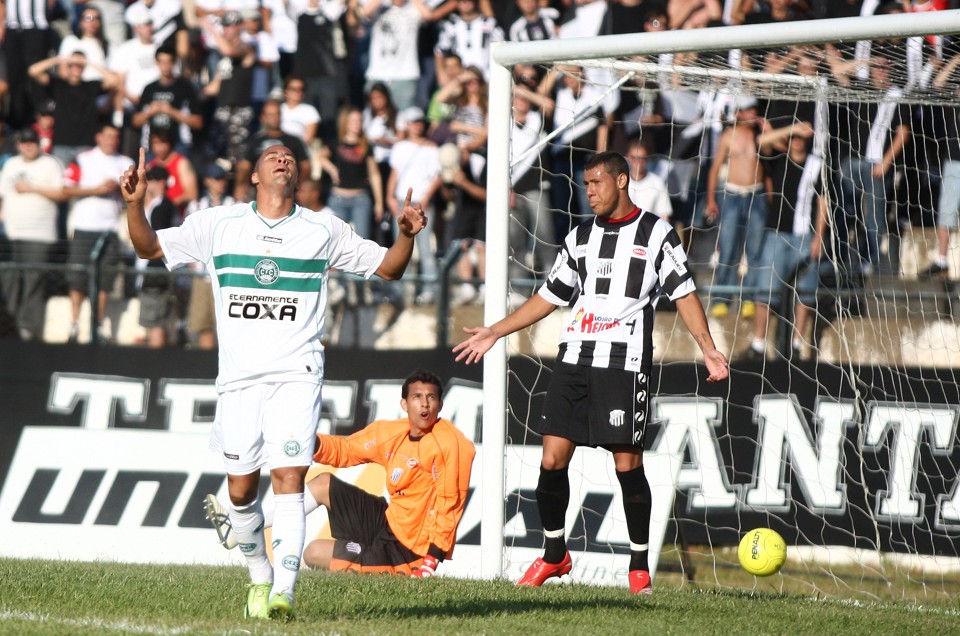Hugo comemora gol na vitória Coxa sobre o Operário | Divulgação / Coritiba