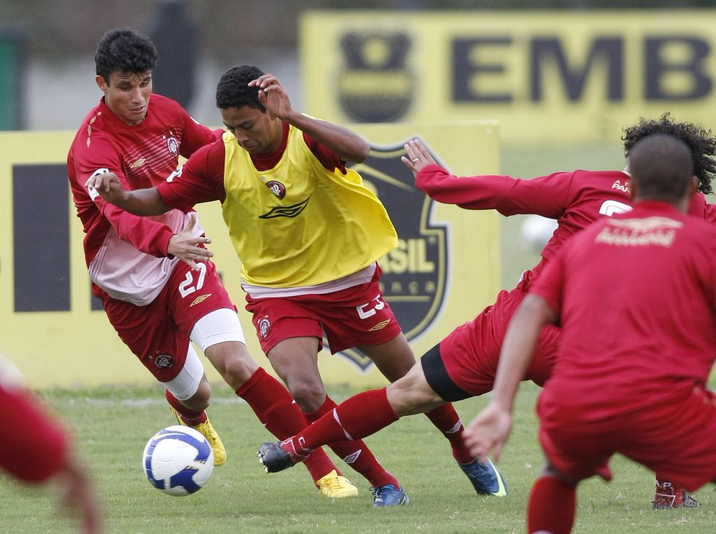 Ídolo no ABC e autor do gol de empate em Natal, Wallyson será titular no ataque atleticano hoje, ao lado de Rafael Moura | Rodolfo Bührer/Gazeta do Povo