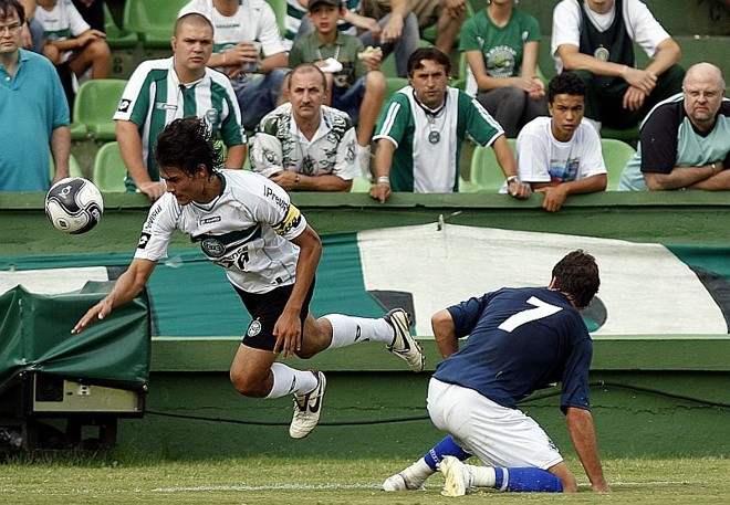 Pedro Ken cai após disputa de bola com Ronaldo (7). Briga pela posse de bola foi bastante agitada na partida deste domingo |