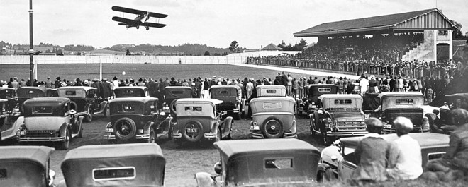 Automóveis dentro do estádio do Coritiba Futebol Clube em 1932, durante a sua inauguração | 