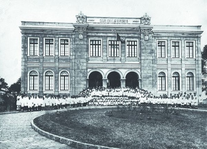O Grupo Escolar Dom Pedro II, de estilo eclético, foi inaugurado em 1928... |