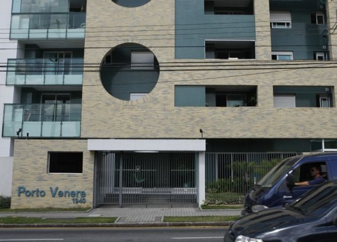 Porto Venere, no Alto da XV: linhas retas e pórtico que protege da chuva na entrada |