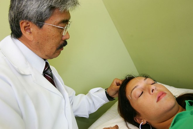 Sabrina Santiago Sarraf, 30 anos, faz acupuntura com o médico Nelson Miyake, para diminuir as crises de dor de cabeça |