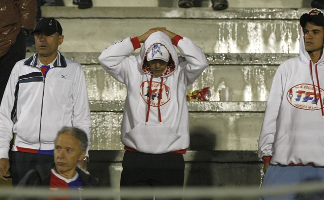 Torcida, que protestou no dia anterior, lamentou nesta quarta-feira a eliminação do Paraná na Copa do Brasil |