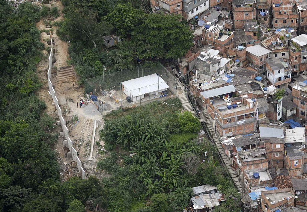 Muro que está sendo construído em volta da favela Dona Marta, no Rio de Janeiro | Bruno Domingos/Reuters