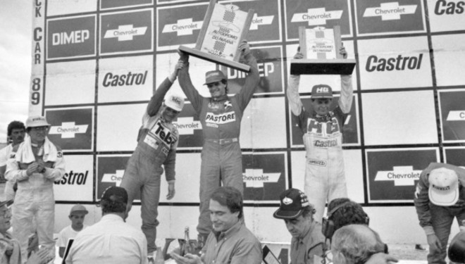 O vencedor Chico Serra no histórico primeiro pódio da Stock Car em Curitiba, ao lado de Ingo Hoffmann (e) e Fábio Sotto Mayor (d) |