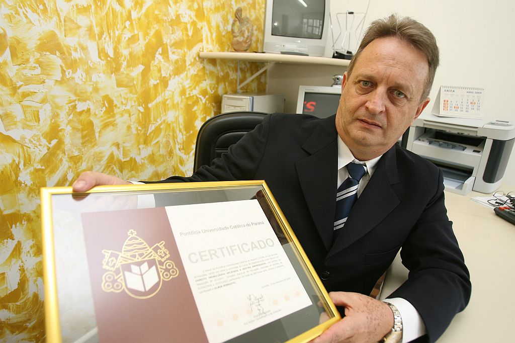 Antigamente você só reunia vendedor e comprador no cartório. Hoje o cliente tem de sentir segurança em comprar ou alugar. Olmir Mingotti, corretor | Ivonaldo Alexandre/Gazeta do Povo