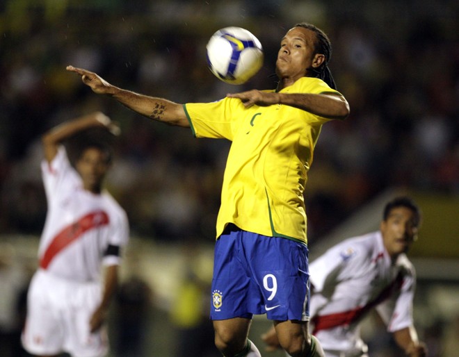 Luis Fabiano marcou dois e comandou o Brasil na vitória sobre o Peru | 