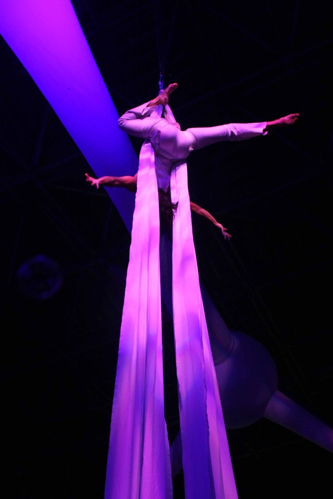 Após explodir bolha, dançarina faz performance pendurada em cordas e panos | 