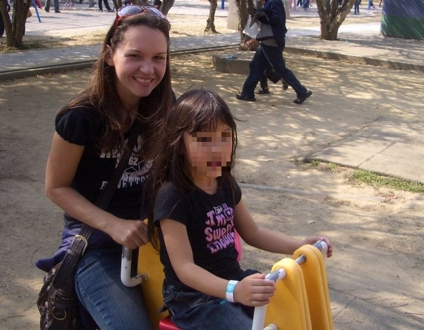 A paranaense Santina Pelentir, que vive em Taiwan, quer voltar ao Brasil com a filha de seis anos | Arquivo pessoal