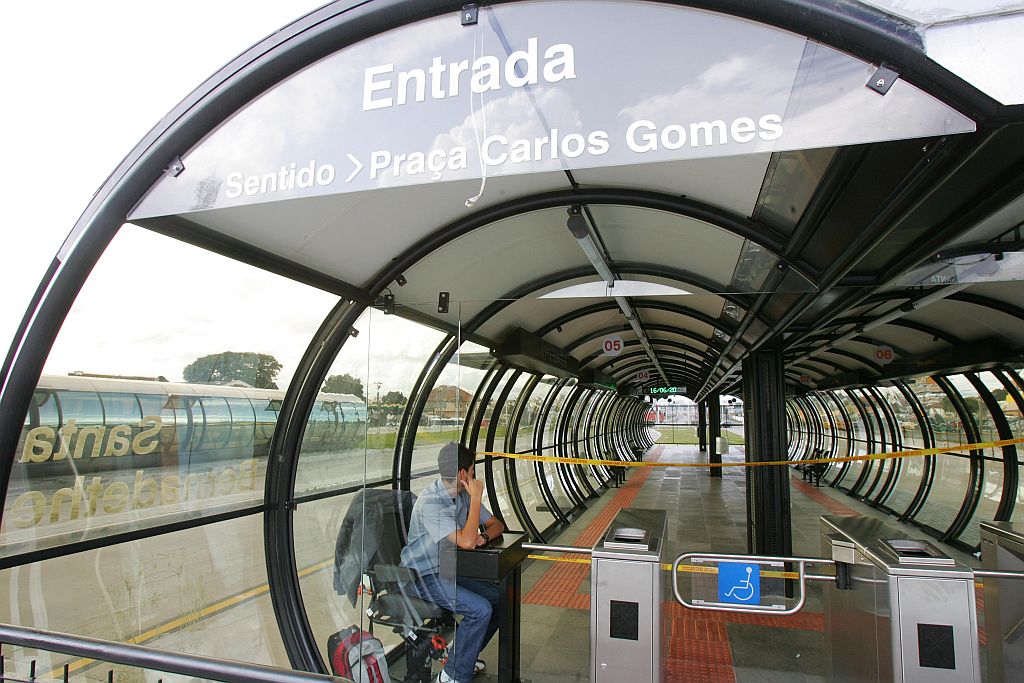 Sozinho, cobrador cumpre expediente em estação-tubo da Linha Verde no Novo Mundo: presença coibe vandalismo | Ivonaldo Alexandre/Gazeta do Povo