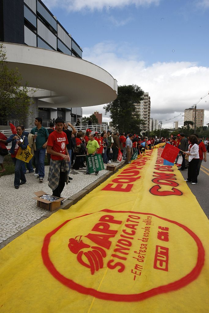 Protesto pelo piso nacional reuniu mil professores e fechou diversas escolas | Aniele Nascimento/Gazeta do Povo