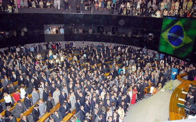 Solenidade de posse dos 513 deputados federais da atual legislatura, em 2007: desde então, metade deles aproveitou brecha da Casa para viajar ao exterior |