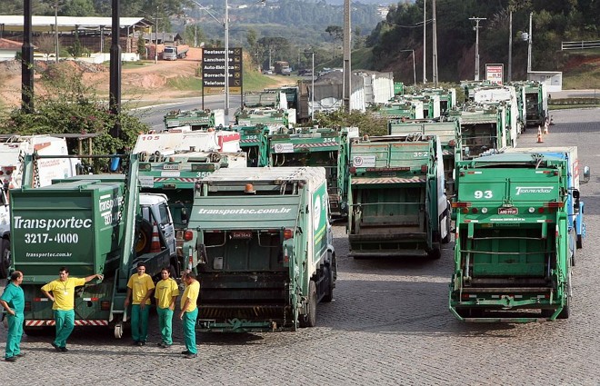 Vários caminhões ficaram estacionados do lado de fora do aterro e ao longo da BR-116: protesto prejudicou coleta do lixo | 