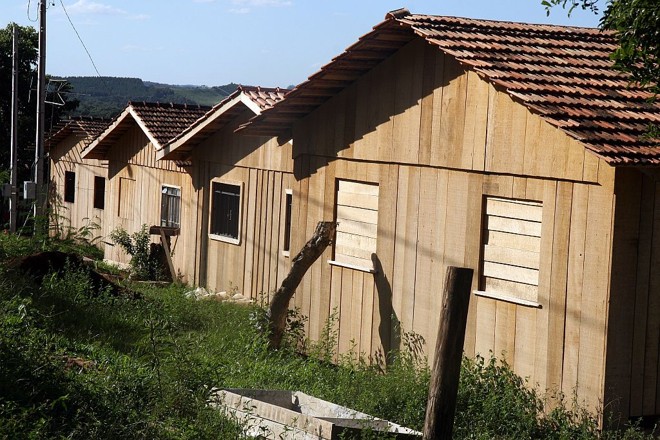 Conjunto habitacional em Rebouças foi construído com madeira apreendida |