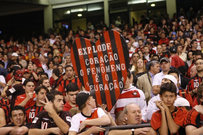 A torcida atleticana fez a sua parte, compareceu e empurrou o Furacão. Sobrou até ironia sobre quem era o verdadeiro 