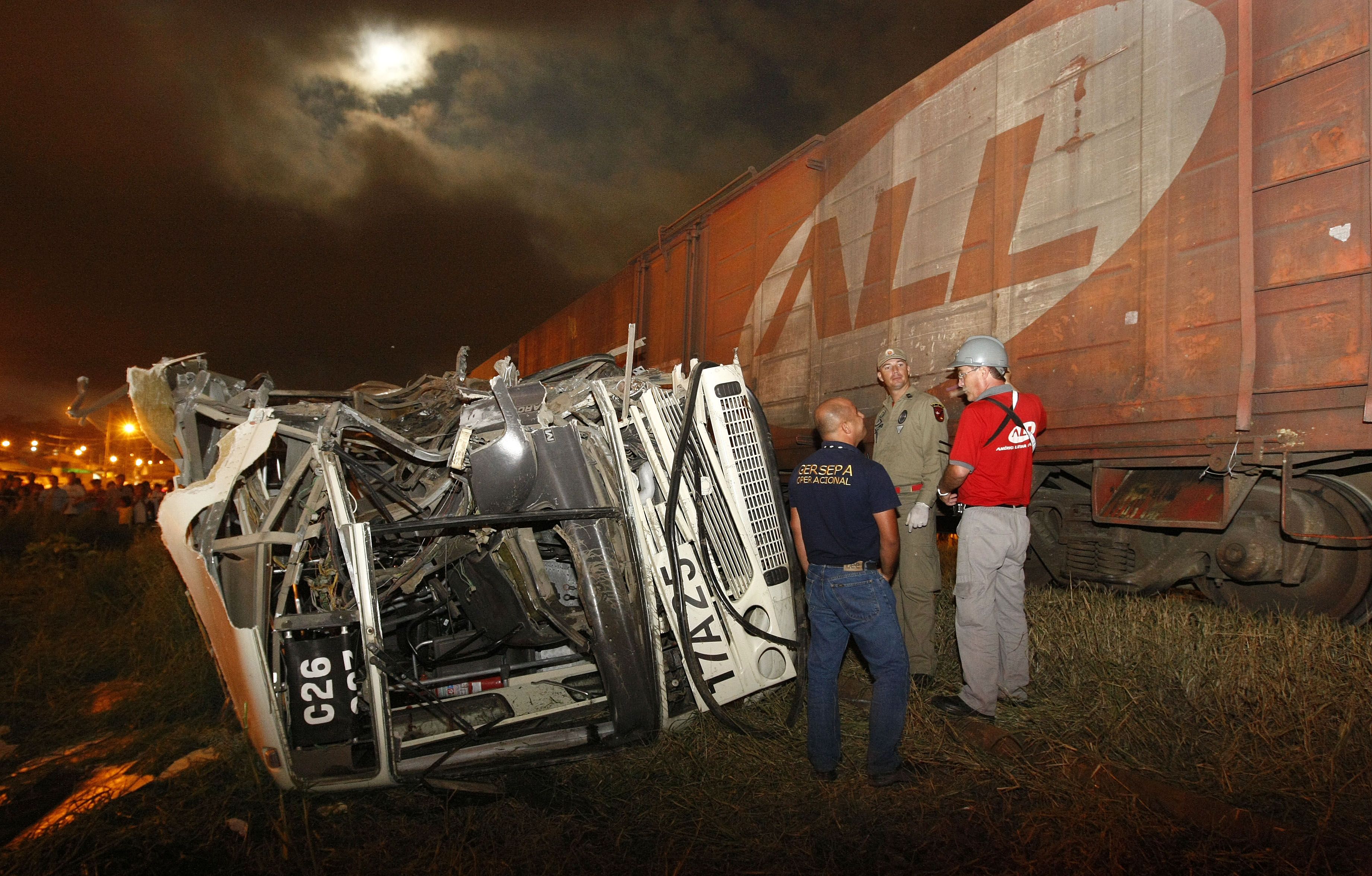 Trem e ônibus colidiram por volta das 18h30 desta quarta | Rodolfo Buhrer - Gazeta do Povo