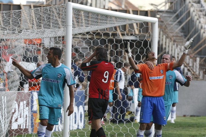 Revanche - Pela segunda vez no Paranaense, goleiro Danilo, do Nacional, comemora a defesa de uma conbrança de pênalti de Rafael Moura | 