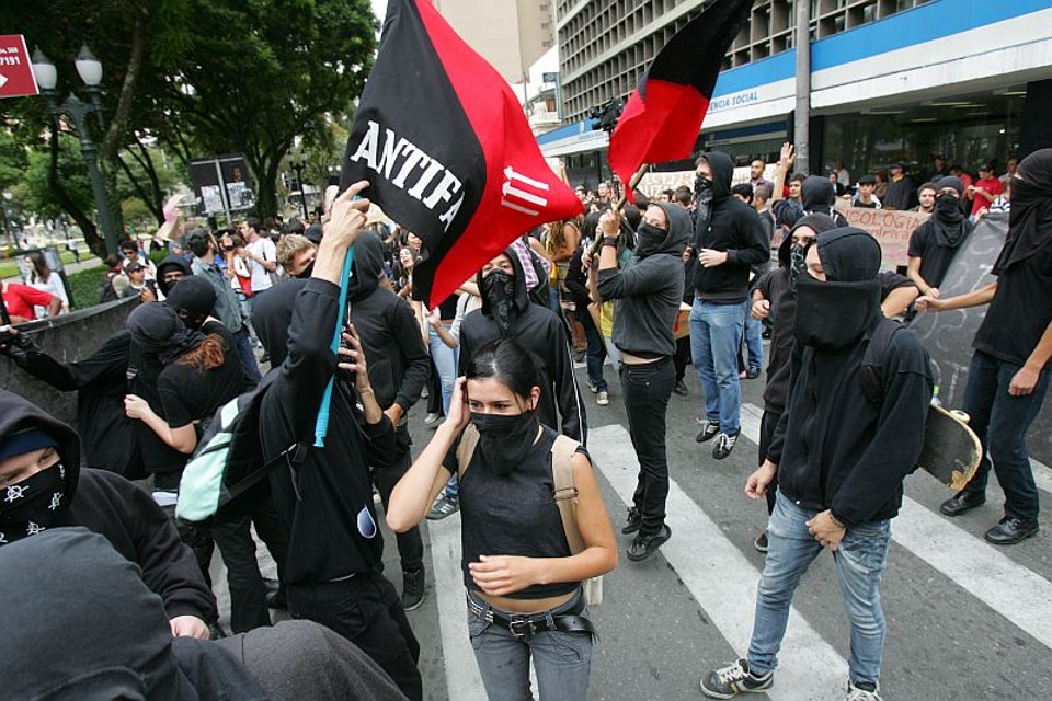 Jovens fizeram uma passeata na manhã desta quarta-feira pelas ruas centrais de Curitiba | Marcelo Elias/Gazeta do Povo