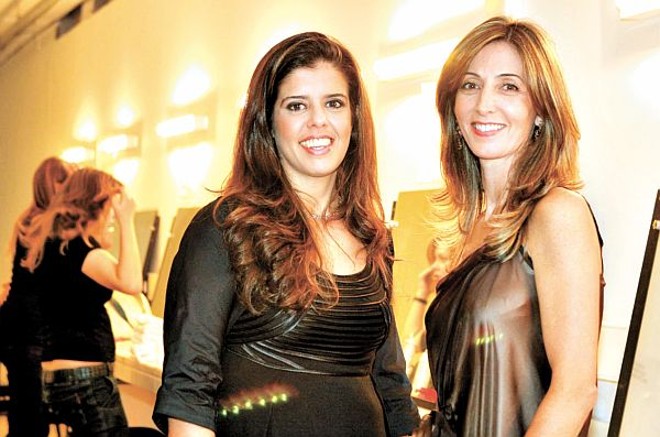 A coiffeuse Cris Dios (à esq.), proprietária do salão Cabeça Bossa 9, e a empresária Vania Cocchieri, nos bastidores do desfile Costurando a Liberdade, realizado terça-feira, no Museu Oscar Niemeyer | 