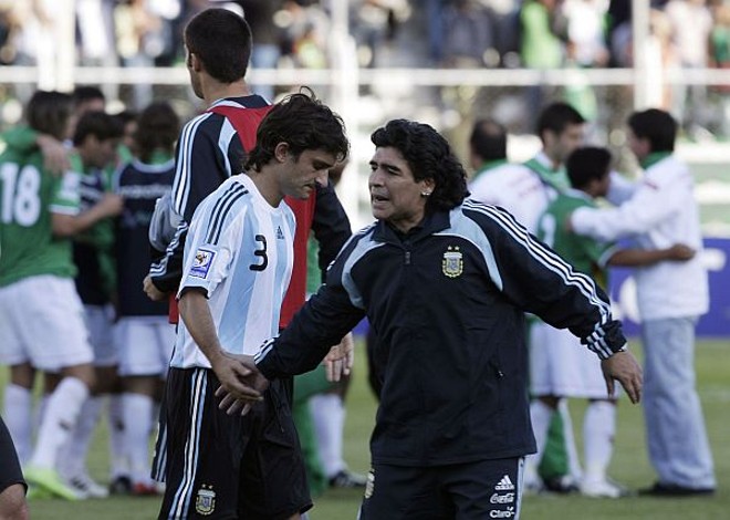 Bolívia faz seis na Argentina - Vice-lanterna das Eliminatórias Sul-Americanas e sem chances reais de brigar por uma vaga na Copa de 2010, a Bolívia pode pelo menos se gabar de ter humilhado a Argentina. Na altitude de La Paz, a seleção local aplicou uma goleada de 6 a 1 no grupo comandado por Maradona (na foto, consolando Papa). Botero marcou três gols, Marcelo Moreno, Rosa e Torrico completaram o vexame argentino; Lucho González descontou. A primeira derrota de Maradona no comando da seleção foi ainda a pior da história da Argentina, igualando o revés sofrido na Copa de 1958, contra a Tchecoslováquia | 