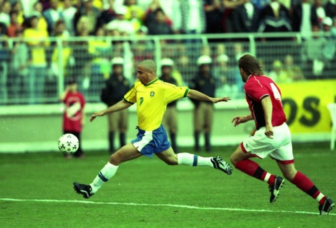 ...e contra a Letônia, em 99 (dir.) |