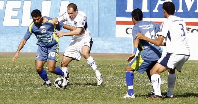 Jogando de azul, o J. Malucelli perdeu muitas chances no primeiro tempo e caiu de ritmo na etapa, permitindo o crescimento do NAC | 