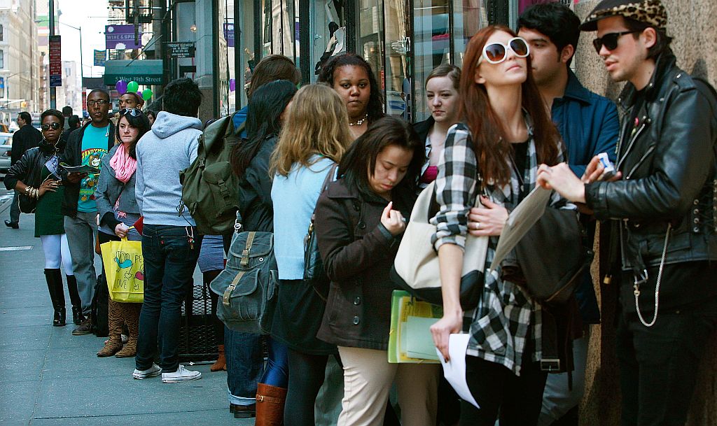 Fila de desempregados em Nova Iorque: trabalhadores em funções precárias já são 9 milhões | Mario Tama/AFP