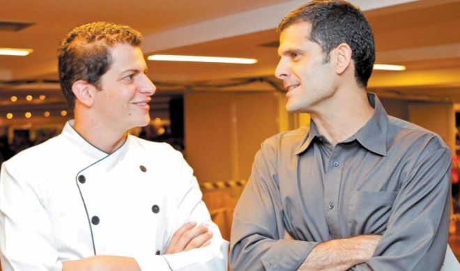 Beto Madalosso e André Caldeira colocaram o papo gastronômico em dia no Jantar das Estrelas | 