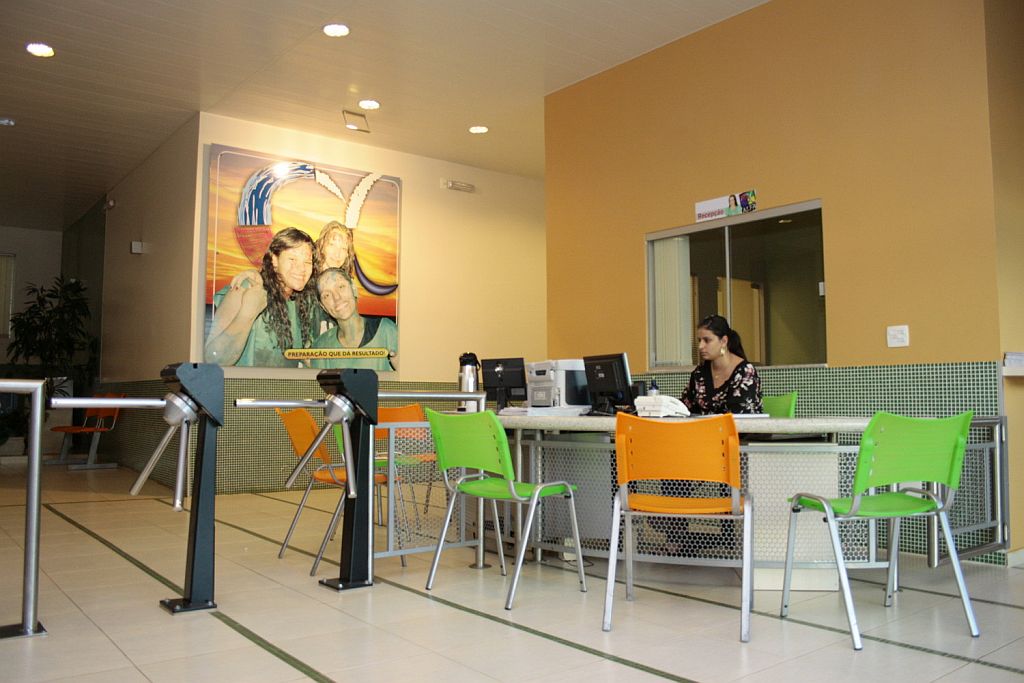 Recepção do Colégio Alfa Teen, em Cascavel: ensino voltado para o vestibular | Cesar Machado/Vale Press