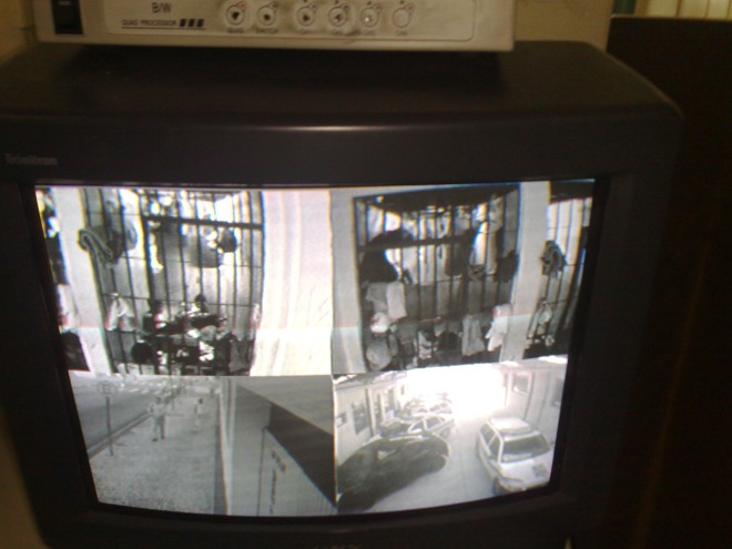 Televisão exibe simultaneamente imagens das quatro câmeras do 1º Distrito Policial |