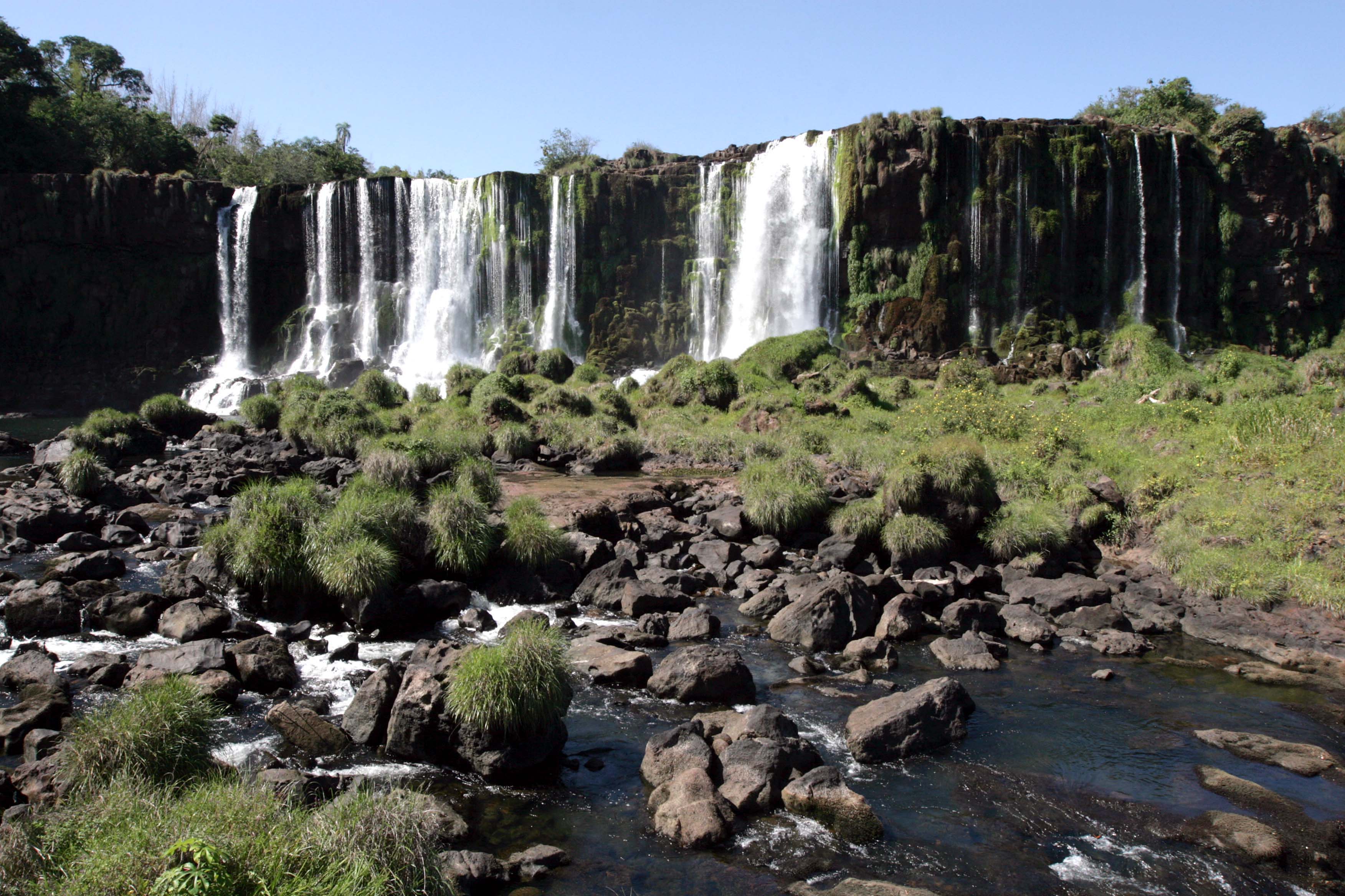 Volume de água registrado nesta terça-feira nas Cataratas do Iguaçu era cinco vezes menor que o normal | Christian Rizzi / Gazeta do Povo
