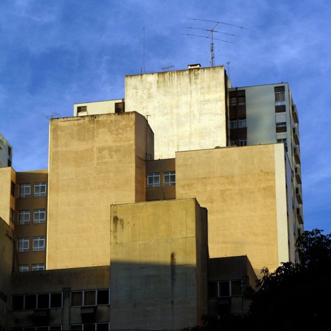 Composição de Mathieu Struck com prédios de Curitiba, que lembram o jogo Tetris |