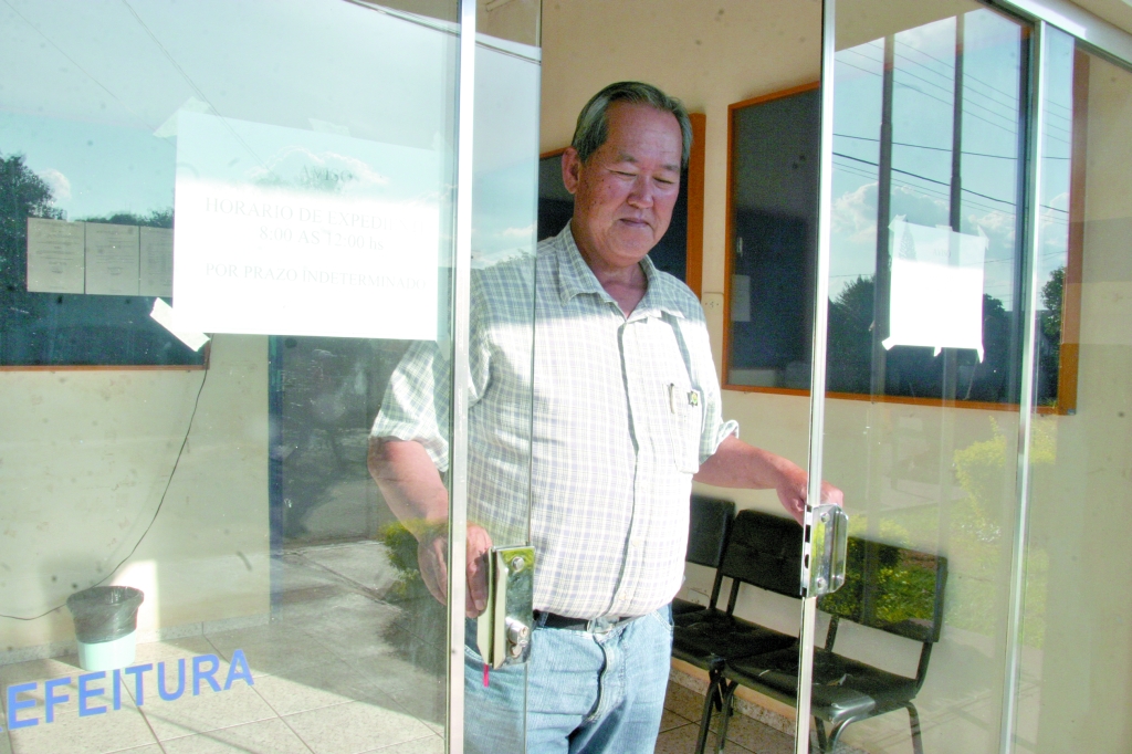 O prefeito de Quarto Centenário, Changai, na porta da prefeitura: ele demitiu 16 comissionados, dentre os quais a esposa, que era secretária de Ação Social. A festa do município também foi cancelada | Dirceu Portugal/Gazeta do Povo