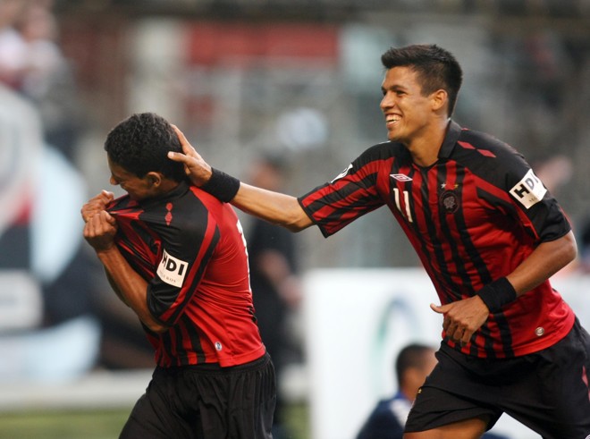 Wallyson marcou um golaço e comemorou com Júlio dos Santos, um dos principais jogadores do Furacão | 