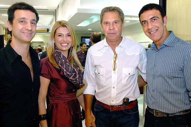 Carlos Miele (à esq.) e Jorge Assad (à dir.) com o casal Miriam e Joel Malucelli, na badalada inauguração da primeira loja do estilista em Curitiba, nesta terça, no ParkShopping Barigui | 