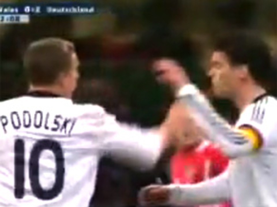 Podolski acerta tapa em Michael Ballack | Reprodução / Youtube