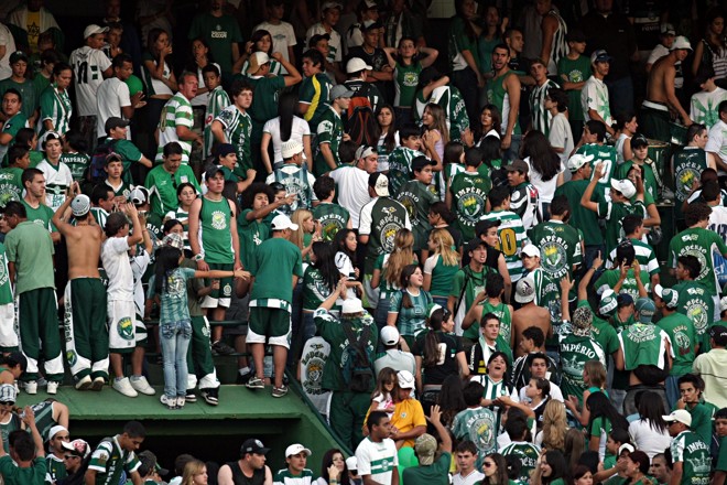 Em protesto pela derrota, torcida do Coritiba ficou os minutos finais de costas para o gramado. Mesmo assim, cantava tentando incentivar o time |