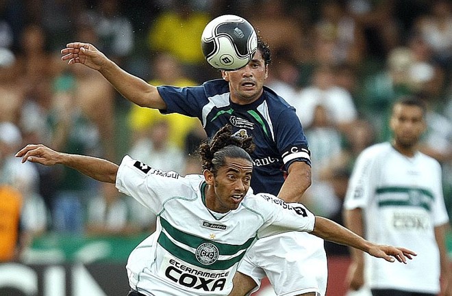 Carlinhos Paraíba recebe forte marcação do meia Cícero |