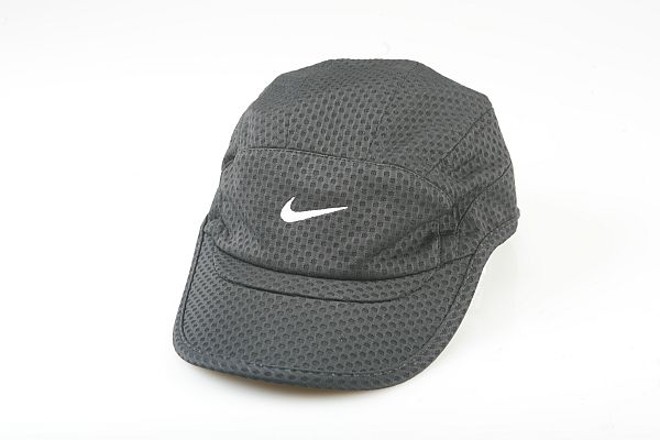 Boné Nike Sphere. Com a tecnologia Nike Sphere, ele seca rápido e não abafa o cabelo. R$ 49,90, na Fairplay Brasil | 