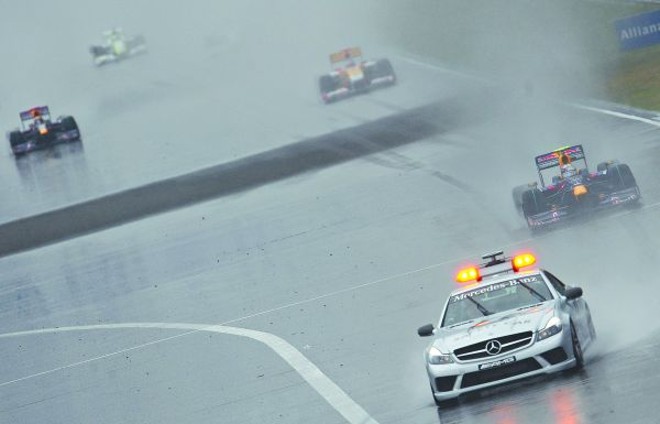 Por causa da forte chuva, a largada do GP da China foi dada com safety car: Sebastian Vettel partiu na pole e manteve a liderança até o receber a bandeirada, seguido por Mark Webber | 