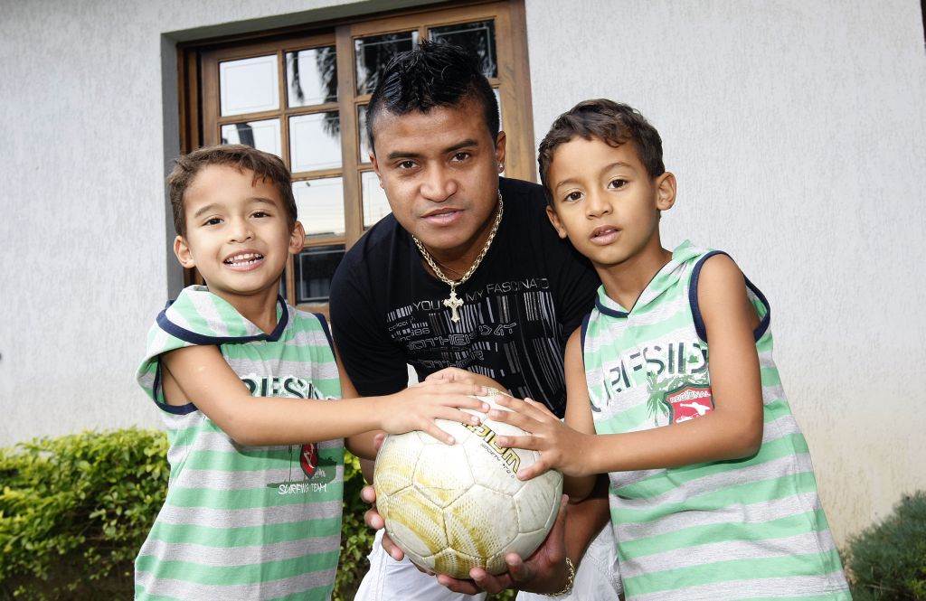 Adriano com os gêmeos Luiggi (esq.) e Lucca. Até hoje o gol do título mundial pelo Inter comove o camisa 8: Fico emocionado até hoje. Foi lindo, o mais importante da minha carreira" | Valterci Santos/Gazeta do Povo