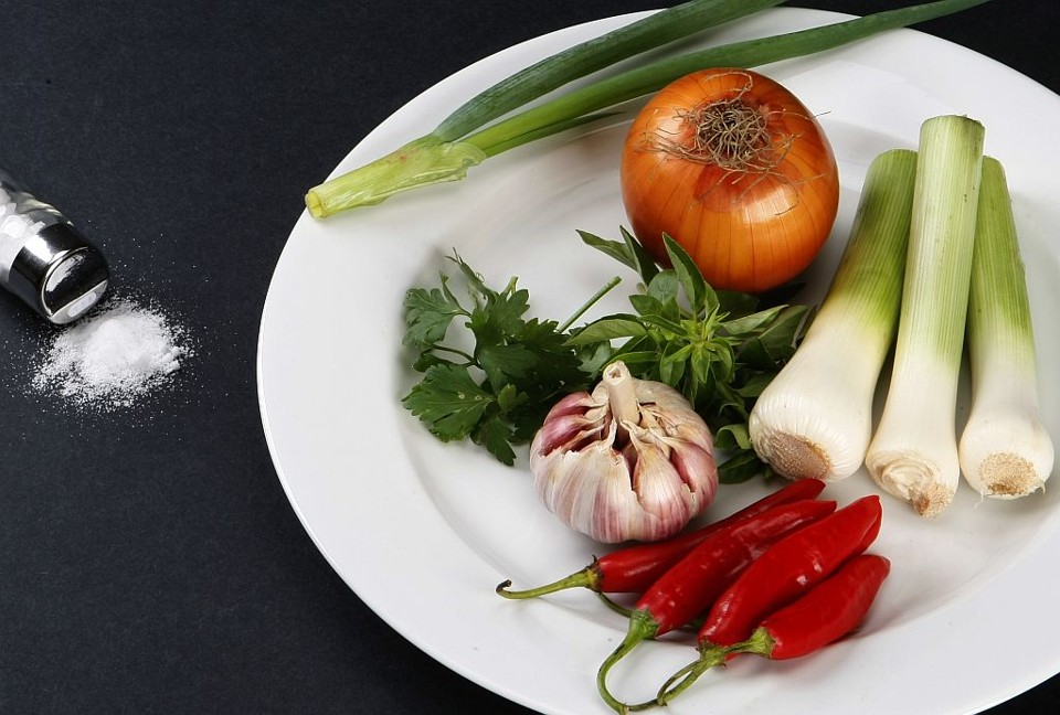 O uso de temperos e ervas frescas é artifício recomendado por nutricionistas para diminuir a quantidade de sal nas receitas | Antonio Costa/Gazeta do Povo