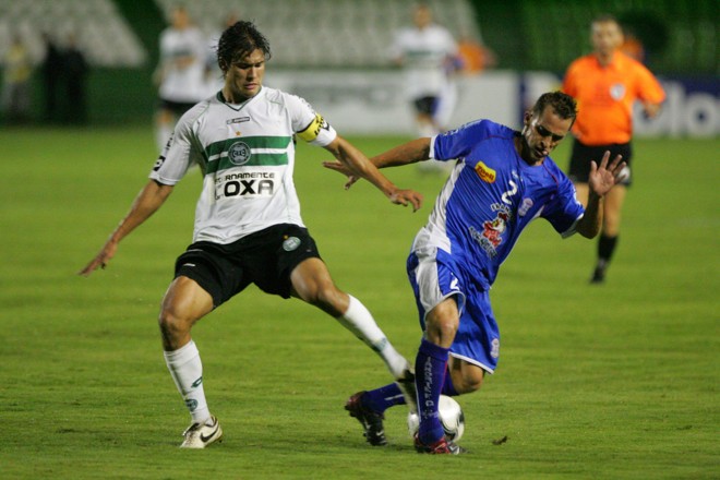 A partida entre Coritiba e Cianorte foi de muita marcação desde o começo |
