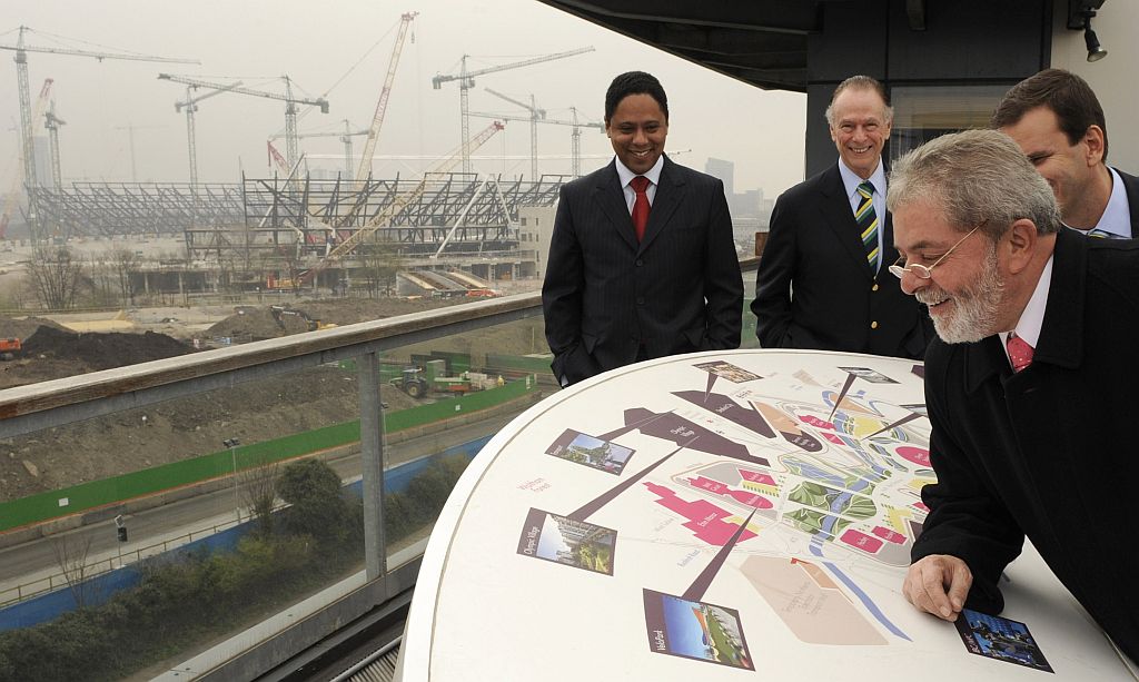 O presidente Luiz Inácio Lula da Silva em visita às obras para os Jogos Olímpicos de 2012, em Londres | Toby Melville/Reuters