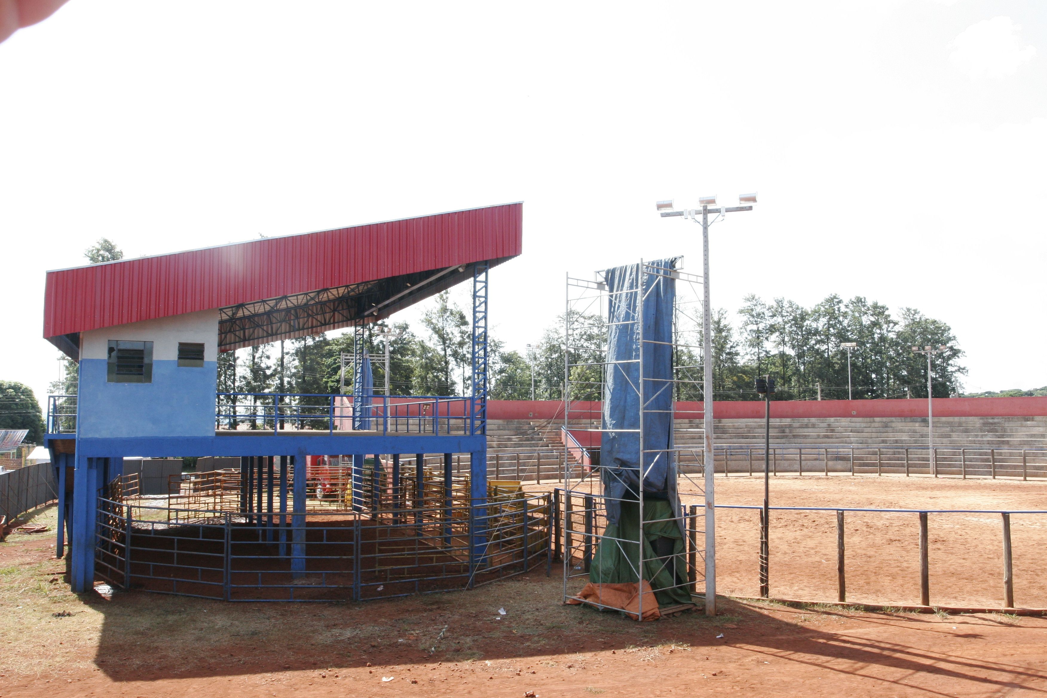 Uma das irregularidades verificadas pelos bombeiros foi a falta de assinatura de engenheiro responsável pelas arquibancadas | Ivan Amorin/Gazeta do Povo