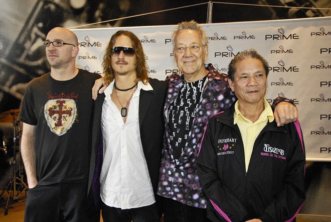 Grupo posa para fotógrafos, porém sem o guitarrista Robby Krieger, que ainda está em São Paulo e chega a Curitiba durante esta tarde | 